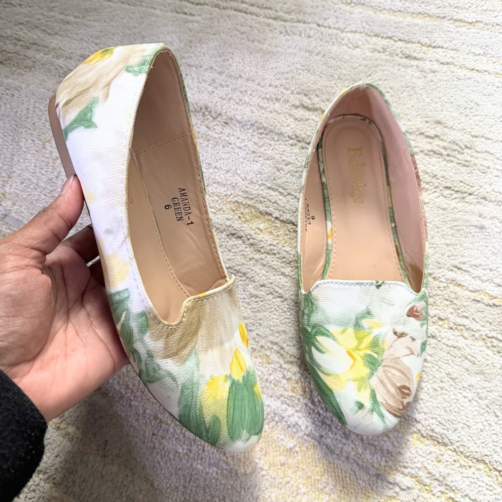 Bella Marie Amanda-1 Green Floral Print Flats Size 6